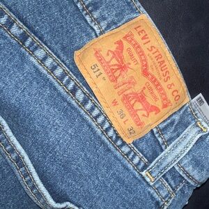 Levi's Slim Fit Men's Jeans in Classic Blue Denim with Tan Label